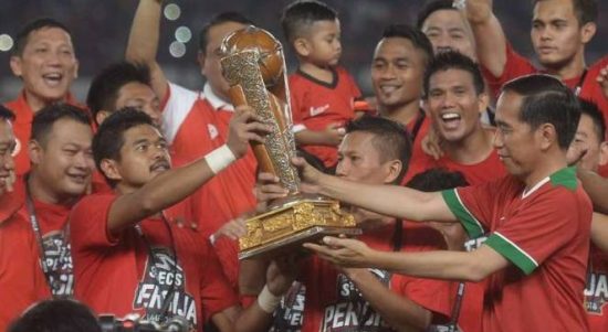 Pemain persija bambang pamungkas terima trofi piala presiden dari jokowi Pemain persija bambang pamungkas terima trofi piala presiden dari jokowi