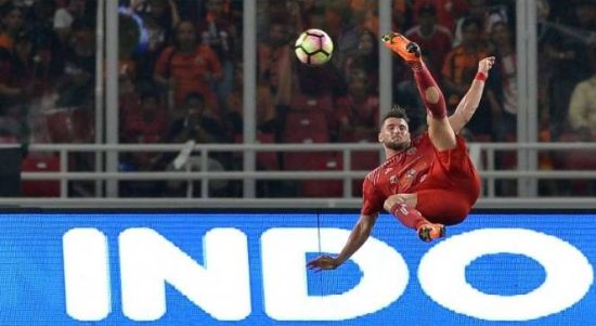 Pemain persija jakarta marko simic saat tendangan salto Pemain persija jakarta marko simic saat tendangan salto